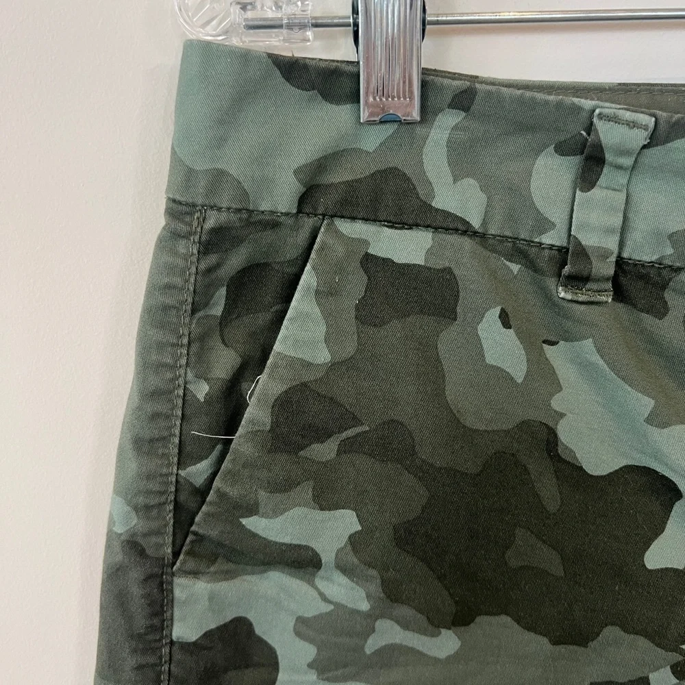 Old Navy Everyday Green Camouflage Mid-Rise Shorts. Women’s 4 - Picture 8 of 11